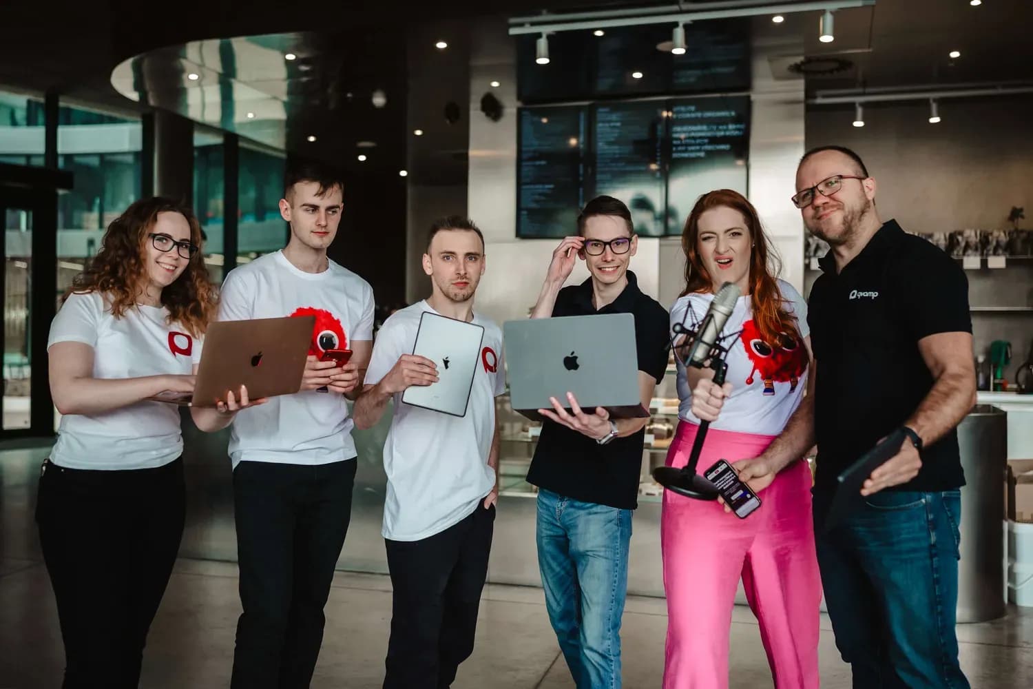 Zespół Qvampu z laptopami, tabletem i mikrofonem